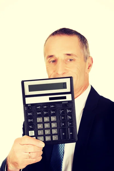 Homme d'affaires heureux tenant une calculatrice — Photo