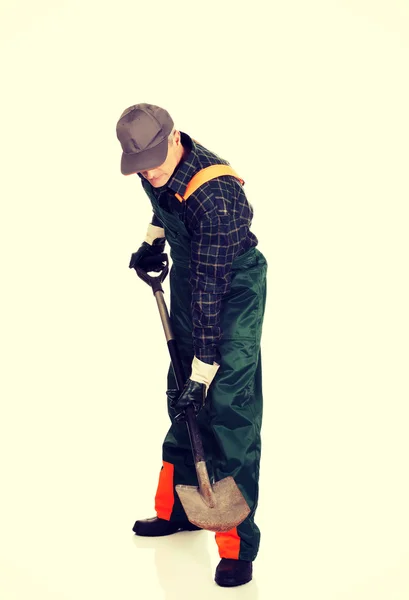 Volwassen tuinman met een spade — Stockfoto