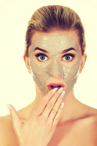 Jeune femme surprise avec masque facial — Photo