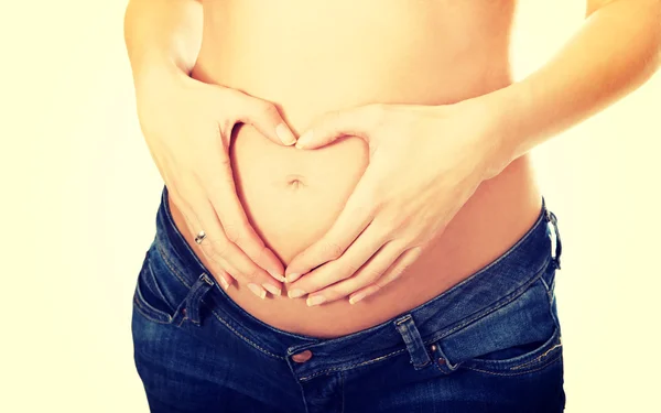 Gravid kvinna att göra hjärta form på magen — Stockfoto