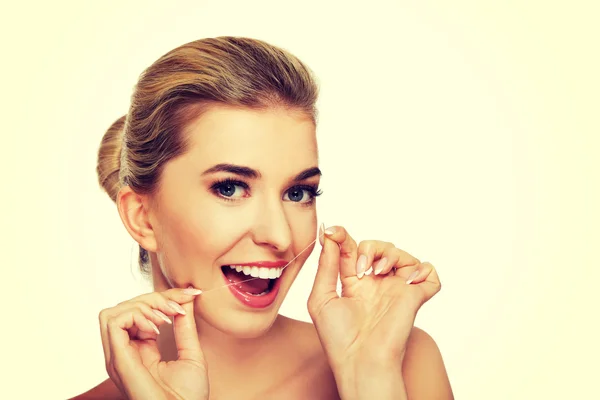 Mujer joven usando hilo dental . —  Fotos de Stock