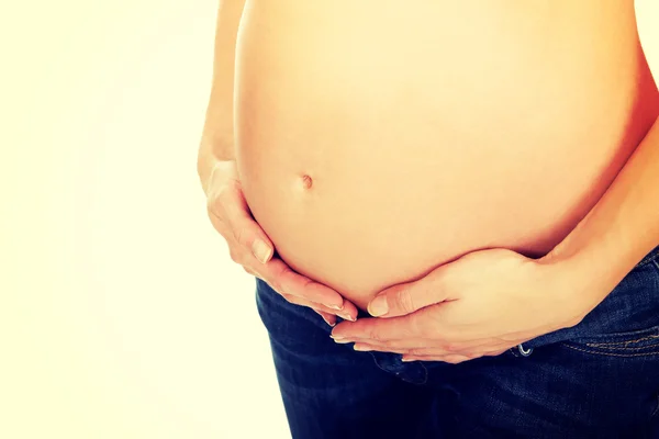 Mulher grávida mostrando sua barriga — Fotografia de Stock