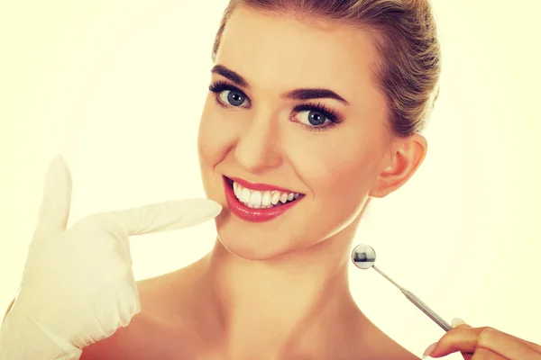 Mujer joven revisando sus dientes — Foto de Stock