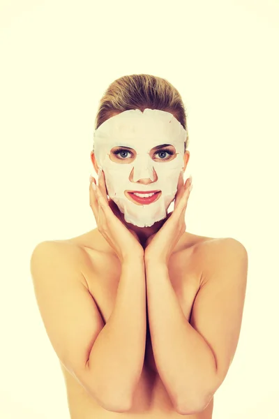 Joven mujer feliz con máscara facial . — Foto de Stock
