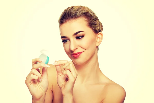 Young woman flossing her teeth. — Stock Photo, Image