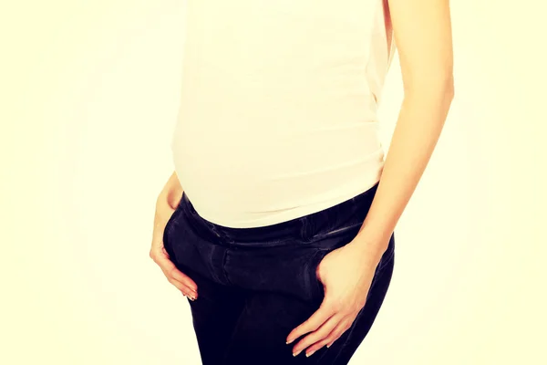 妊娠中の女性両手ポケットに — ストック写真