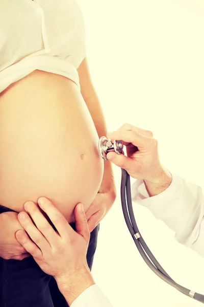 Zwangere vrouw wordt onderzoeken door arts — Stockfoto
