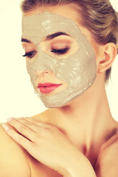 Jeune femme avec masque facial — Photo