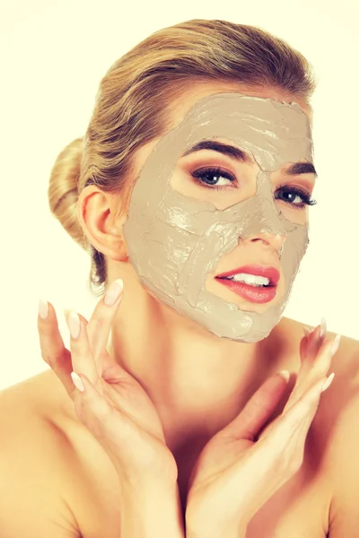 Jonge vrouw met gezichtsmasker — Stockfoto