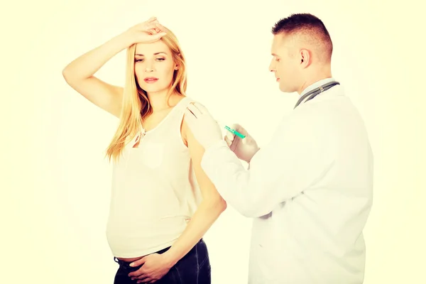 Pregnant woman getting vaccine — Stock Photo, Image