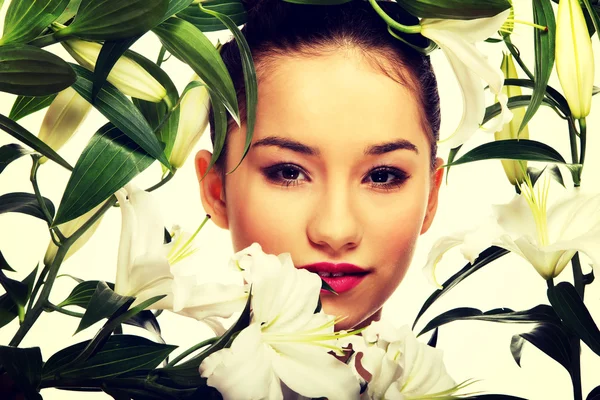 Cara de belleza de una mujer con flores . —  Fotos de Stock
