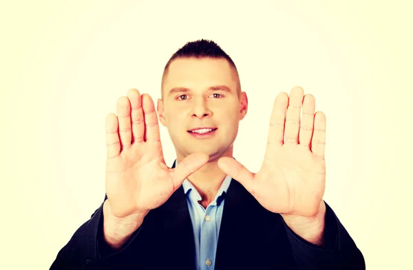 Geschäftsmann gestikuliert Stoppschild mit den Händen — Stockfoto