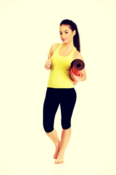 Fitness kadın yoga mat holding hazır. — Stok fotoğraf