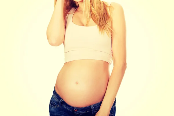 Беременная женщина показывает свой живот — стоковое фото