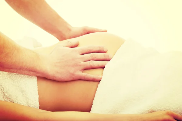 Mulher grávida fazendo uma massagem relaxante — Fotografia de Stock
