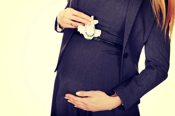 Těhotná moderátorka drží modelu letadla — Stock fotografie
