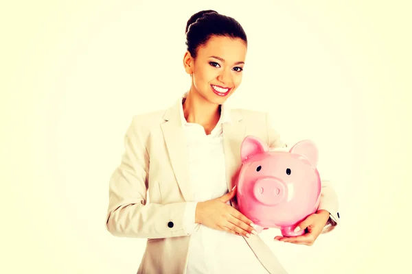 Affärskvinna med en piggybank. — Stockfoto