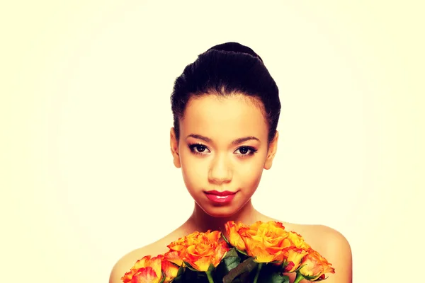 Skönhet afrikansk kvinna med rosor. — Stockfoto