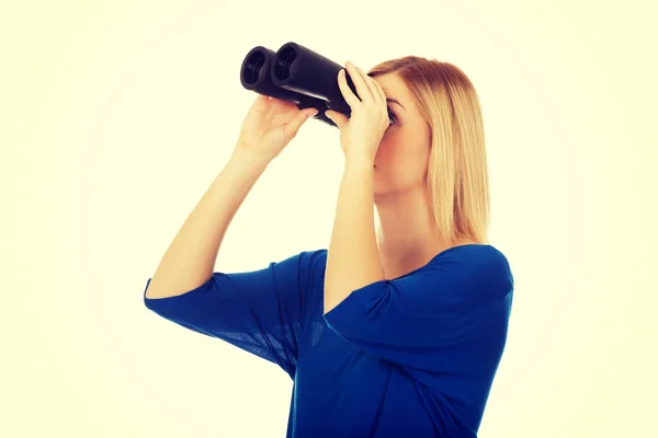 Giovane donna con binocolo. — Foto Stock