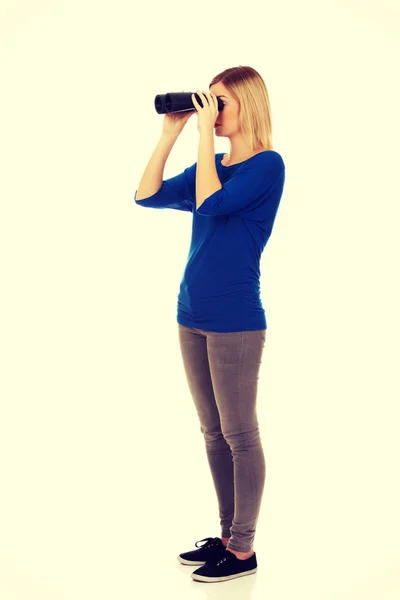 Mulher jovem com binóculos. — Fotografia de Stock