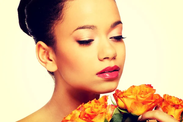 Schönheit afrikanische Frau mit Rosen. — Stockfoto