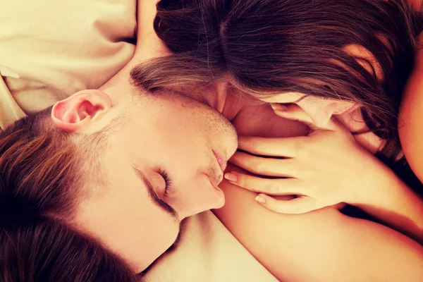 Heteroseksüel çift yatakta rahatlatıcı sevgi dolu. — Stok fotoğraf