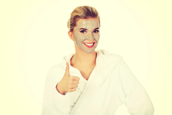 Junge Frau mit Gesichtsmaske zeigt Okay-Zeichen. — Stockfoto