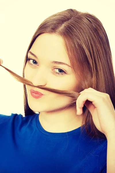 Adolescent faisant moustache à partir de cheveux . — Photo