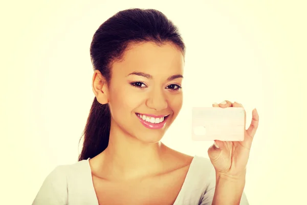 Mujer feliz sosteniendo una tarjeta de crédito . —  Fotos de Stock