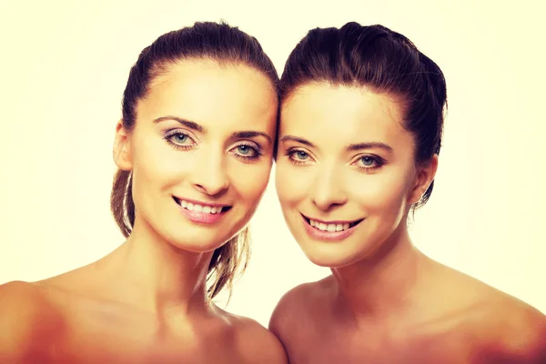 Zwei Schwestern mit Make-up. — Stockfoto
