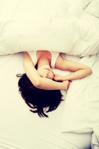Γυναίκα κοιμάται στο κρεβάτι. — Φωτογραφία Αρχείου