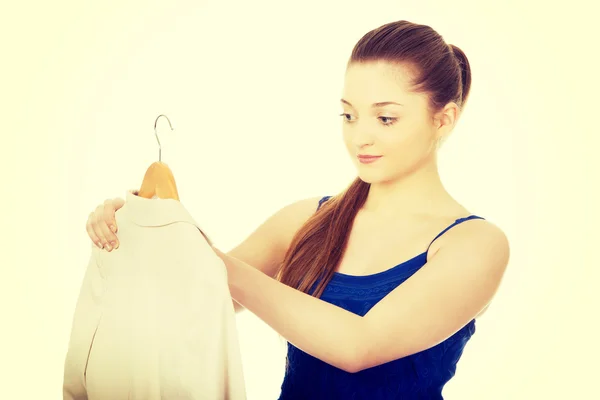 Mujer joven en vestido sosteniendo una chaqueta . —  Fotos de Stock