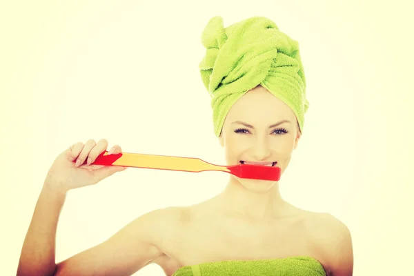 Mooie vrouw met oversized tandenborstel. — Stockfoto