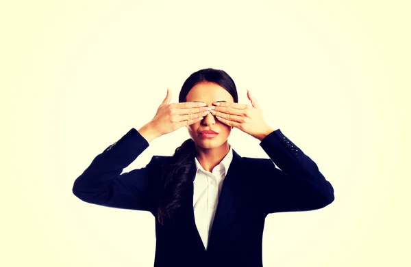 Imprenditrice che copre gli occhi con le mani — Foto Stock
