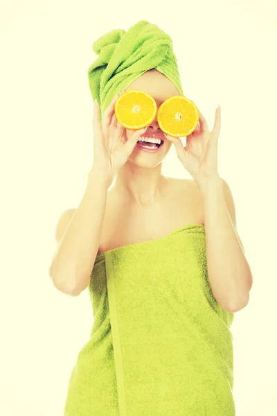 Schöne Frau mit Orange. — Stockfoto