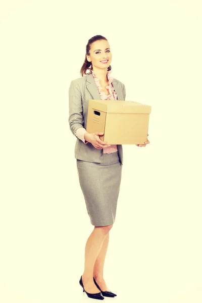 Сумна бізнес-леді несе коробку . — стокове фото
