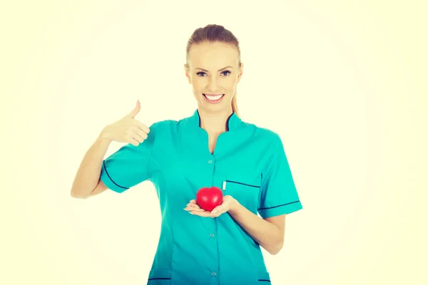 Médica com coração . — Fotografia de Stock