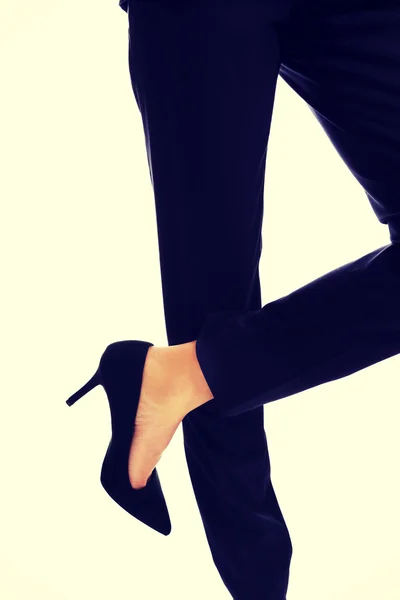 Szczupłe nogi kobiece w wysokich obcasach — Zdjęcie stockowe
