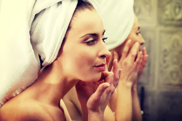 Vrouw verzorgen van haar gezicht. — Stockfoto