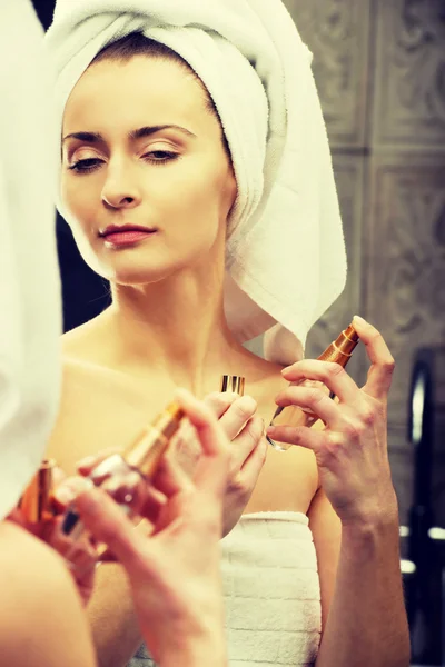 Mujer atractiva aplicando parfume . —  Fotos de Stock