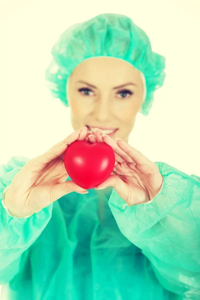 Médico cirujano femenino con corazón . — Foto de Stock