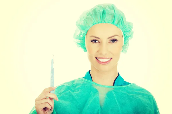 Female doctor with a scalpel. — Stock Photo, Image