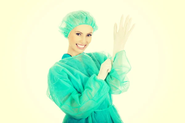 Doktor uvedení sterilizované zdravotnické rukavice. — Stock fotografie