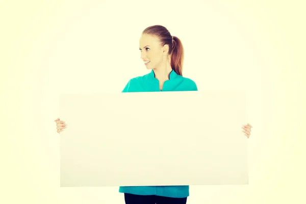 Vrouwelijke arts bedrijf plakkaat. — Stockfoto
