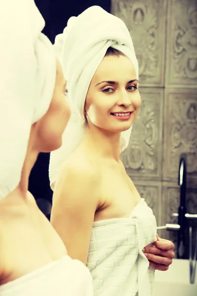 Naturalnego piękna kobieta w łazience. — Zdjęcie stockowe