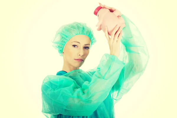 Orolig läkare med rosa spargris. — Stockfoto