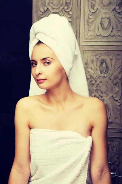 Natural beautiful woman in bathroom. — Stock Photo, Image