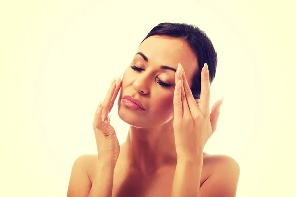 Spa vrouw aan haar gezicht te raken — Stockfoto