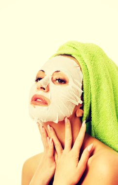 Revitality yüz maskesi kadınla