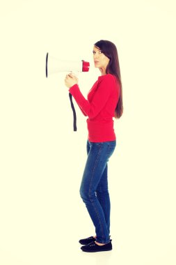 megafon ile çekici bir kadın.